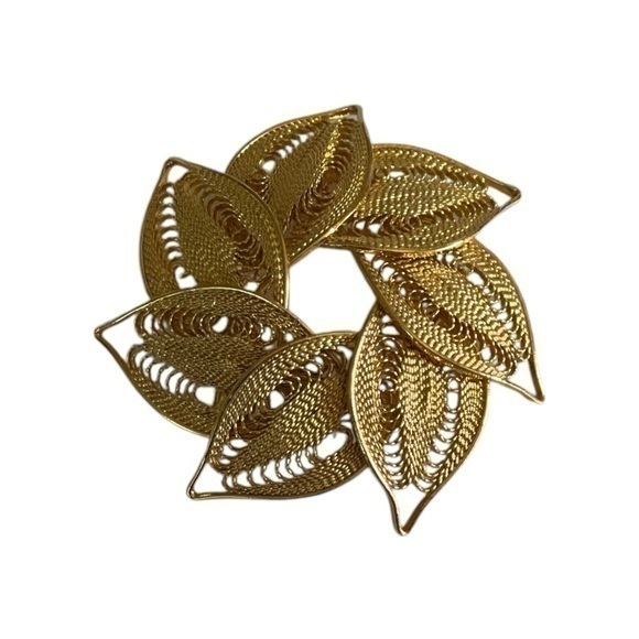 Vintage Jewelry - Vintage Gold Filigree Wreath Brooch